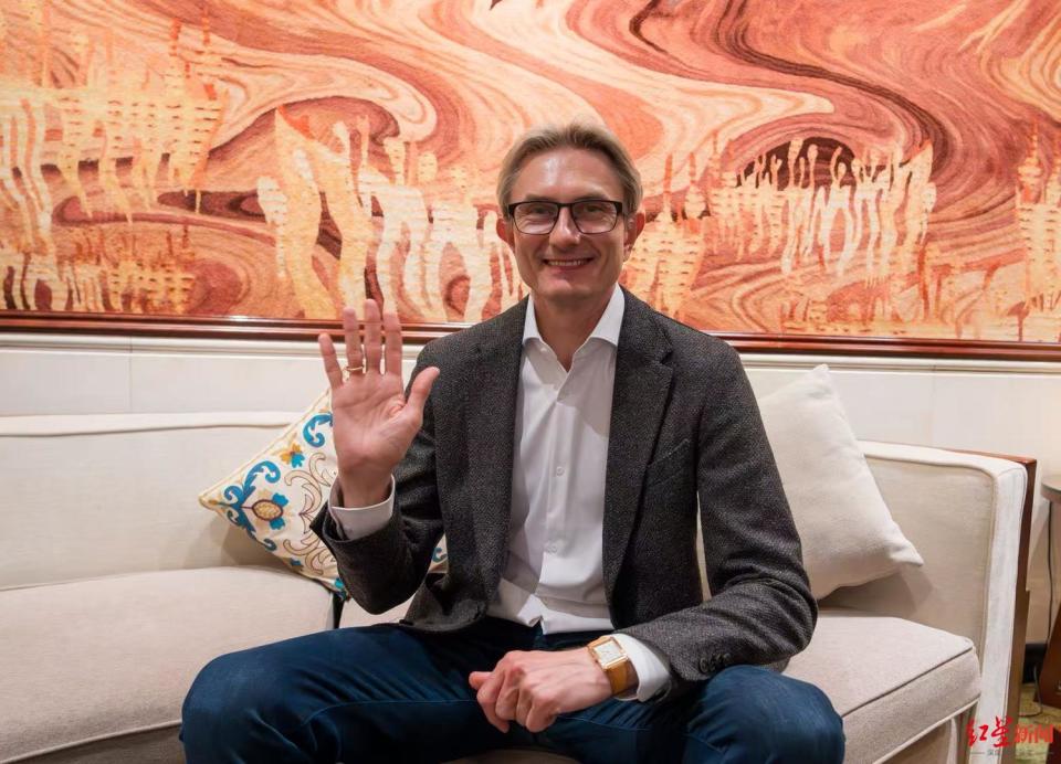 gS, 们脸上洋溢, 裁判谢尔盖 gS, 们脸上洋溢, 裁判谢尔盖