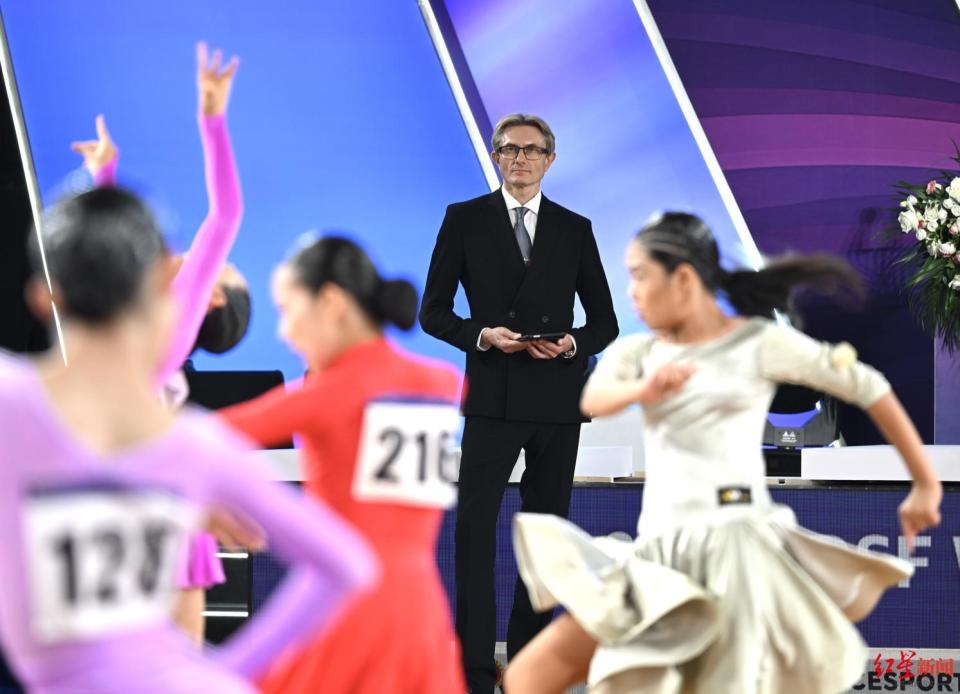 官员, 比如公园 官员, 比如公园